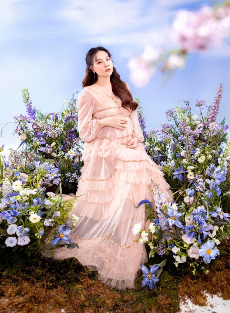 Hội &#34;mẹ ỏng&#34; khoe bầu với tấm vải mỏng như sương, dâu hào môn Đàm Thu Trang trái ngược, chẳng xuyên thấu vẫn đẹp - 3