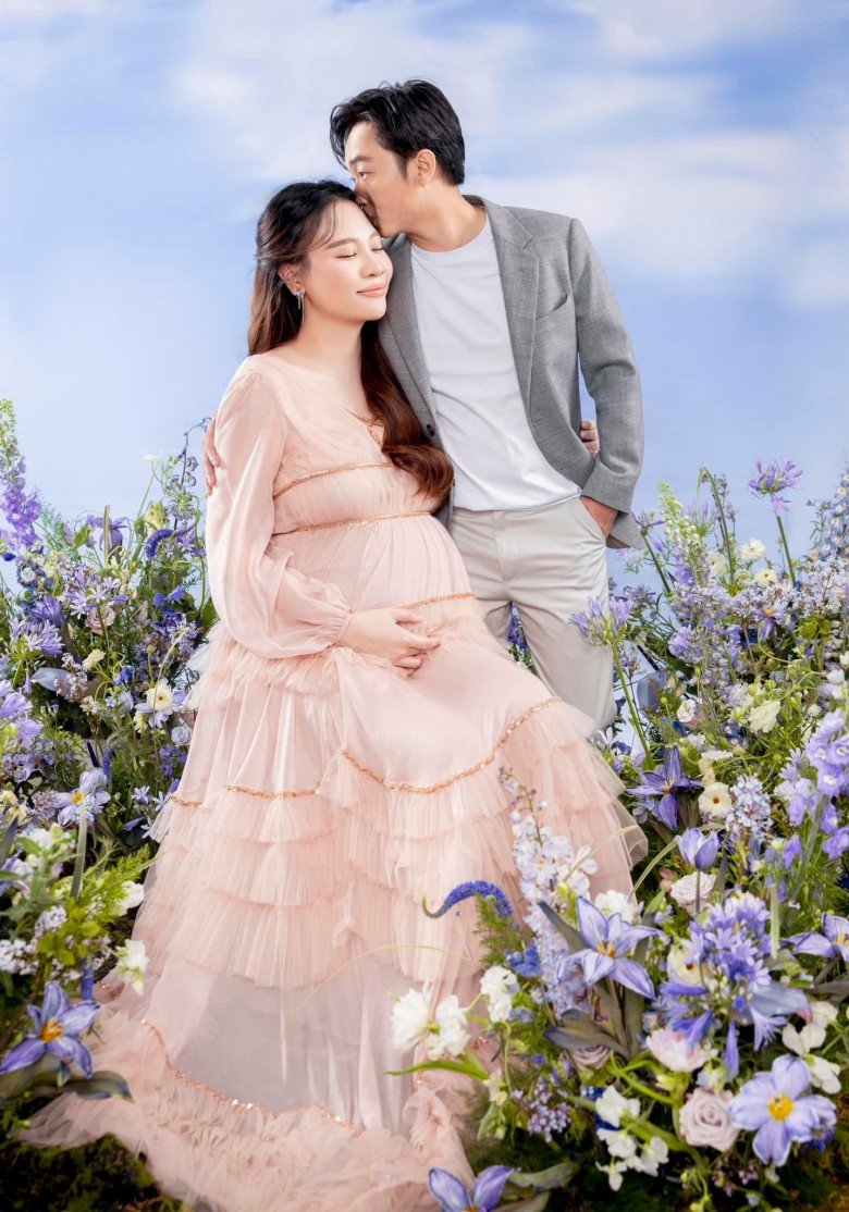 Hội &#34;mẹ ỏng&#34; khoe bầu với tấm vải mỏng như sương, dâu hào môn Đàm Thu Trang trái ngược, chẳng xuyên thấu vẫn đẹp - 4