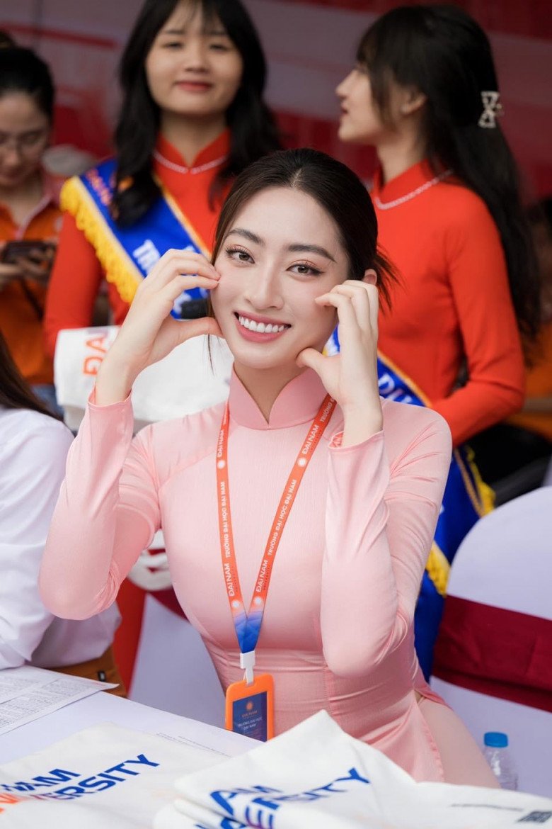Nữ giảng viên chân dài 1m22, ngoài đời ăn diện khác &#34;một trời một vực&#34; vẻ ngoan hiền trên bục giảng - 1