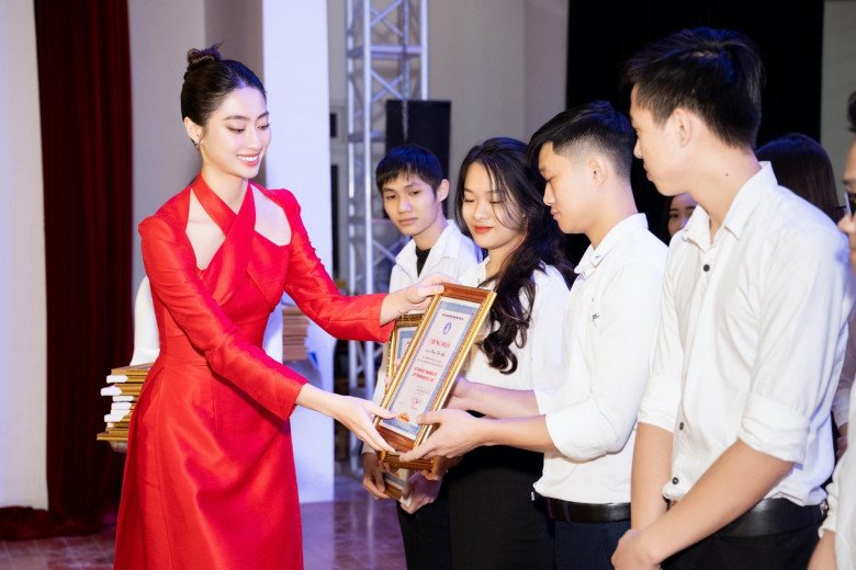Nữ giảng viên chân dài 1m22, ngoài đời ăn diện khác &#34;một trời một vực&#34; vẻ ngoan hiền trên bục giảng - 4