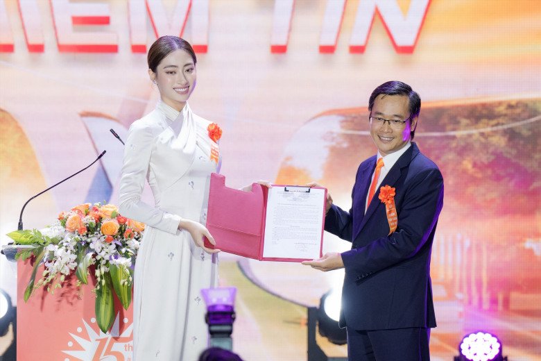 Nữ giảng viên chân dài 1m22, ngoài đời ăn diện khác &#34;một trời một vực&#34; vẻ ngoan hiền trên bục giảng - 5