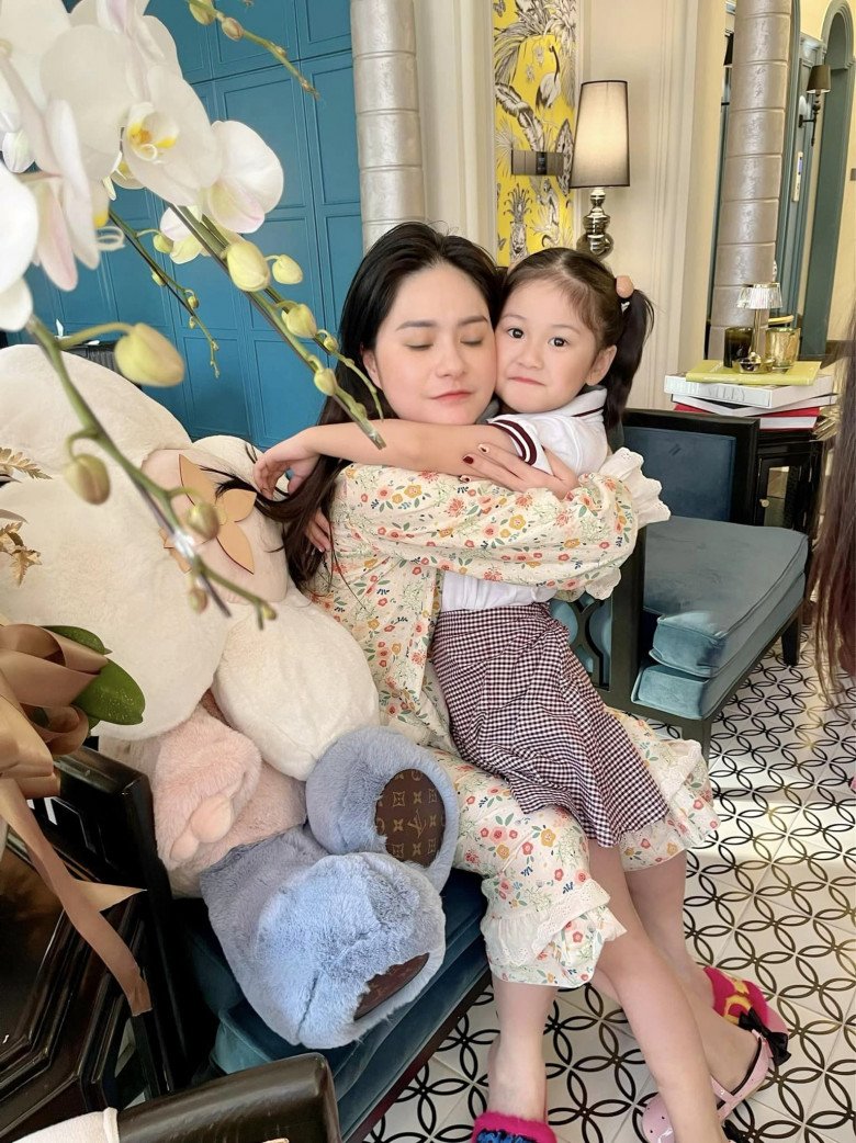 Con gái Đoàn Di Băng được mời quảng cáo giá nửa tỷ, 6 tuổi tập tành làm tóc mây điệu đà - 6