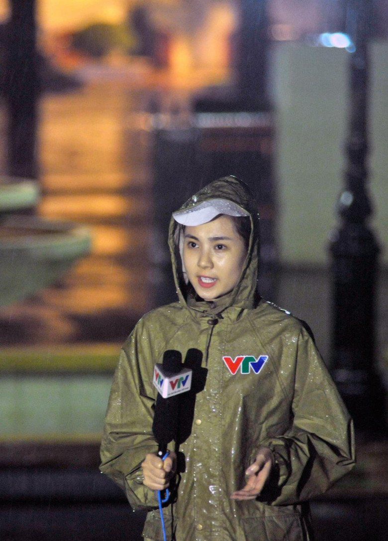 &#34;Mẹ chồng&#34; đẹp nhất VTV lên sóng không mặc trùng bộ nào, nay diện váy như nàng Bạch Tuyết, khoe hình thể &#34;8 đầu&#34; - 1