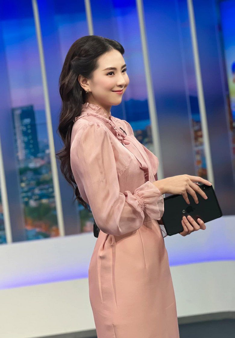 &#34;Mẹ chồng&#34; đẹp nhất VTV lên sóng không mặc trùng bộ nào, nay diện váy như nàng Bạch Tuyết, khoe hình thể &#34;8 đầu&#34; - 9