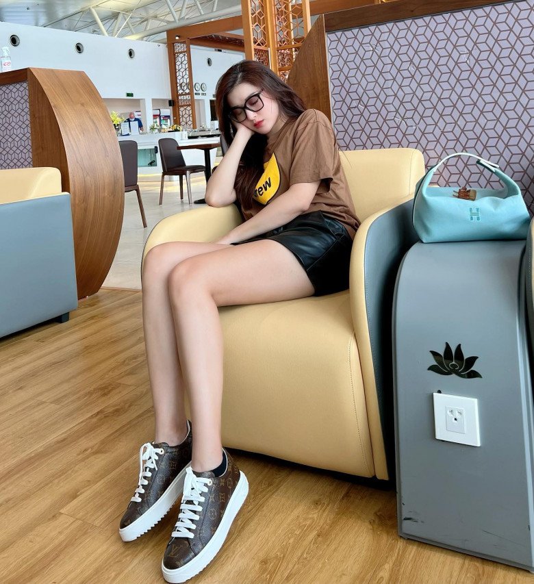 Mỹ nhân ngủ gật triệu like, được báo Trung khen là &#34;Quốc bảo Việt Nam&#34;, ăn mặc toát &#34;mùi tiền&#34; - 4