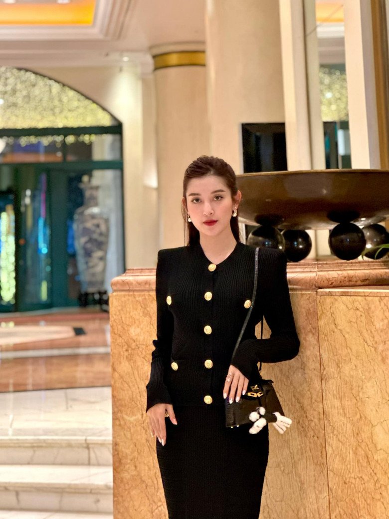 Mỹ nhân ngủ gật triệu like, được báo Trung khen là &#34;Quốc bảo Việt Nam&#34;, ăn mặc toát &#34;mùi tiền&#34; - 10