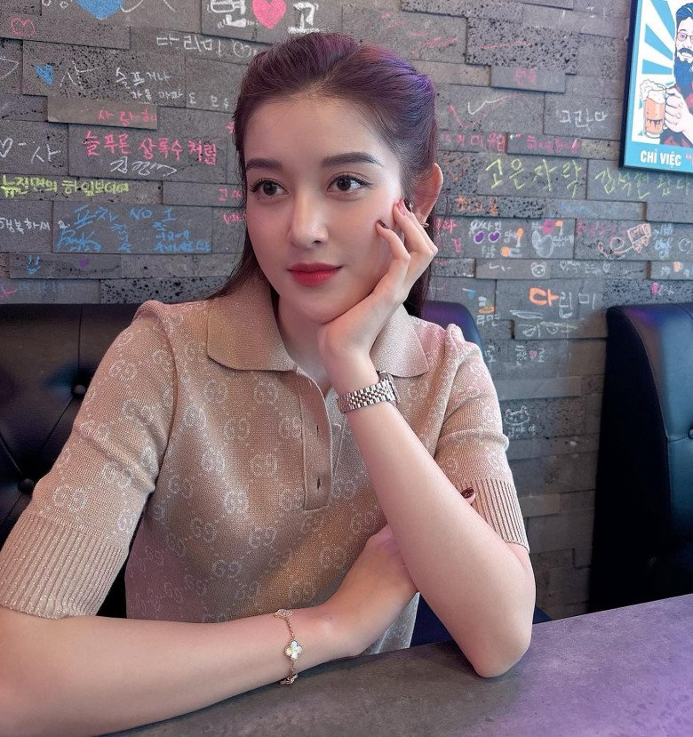Mỹ nhân ngủ gật triệu like, được báo Trung khen là &#34;Quốc bảo Việt Nam&#34;, ăn mặc toát &#34;mùi tiền&#34; - 2