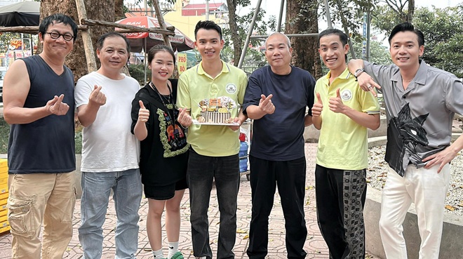 Cậu con trai &#34;hết nước chấm&#34; của ông bố đơn thân làm cửu vạn hot nhất VTV: Đời thực khác hẳn phim - 6