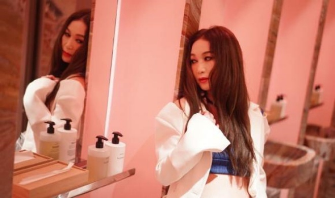 Đát Kỷ đẹp nhất màn ảnh U60 không chịu già, vô tư mặc áo croptop hở rốn khoe eo - 2