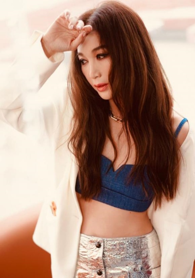 Đát Kỷ đẹp nhất màn ảnh U60 không chịu già, vô tư mặc áo croptop hở rốn khoe eo - 5