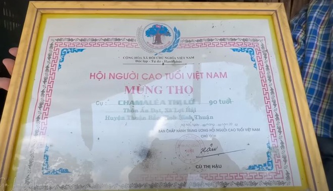 Cụ bà 100 tuổi khỏe như gái đôi mươi, sống một mình trong rừng cùng lợn gà chó mèo và chỉ ăn rau quả, đu đủ - 2