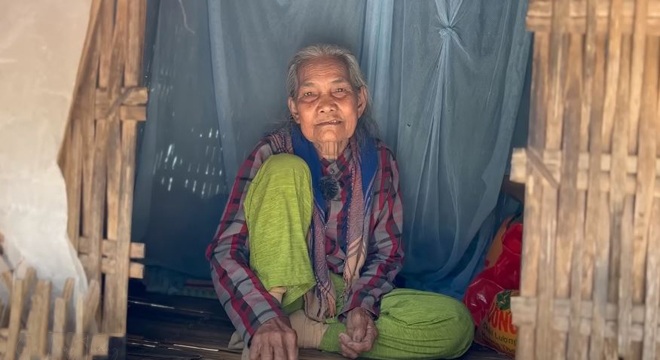 Cụ bà 100 tuổi khỏe như gái đôi mươi, sống một mình trong rừng cùng lợn gà chó mèo và chỉ ăn rau quả, đu đủ - 1