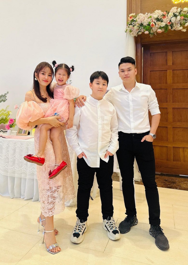 Đàm Thu Trang bầu vượt mặt vẫn chăm làm tóc cho con gái, mỗi ngày 1 kiểu, Lisa giữ kiểu tóc Na Tra quanh năm - 7