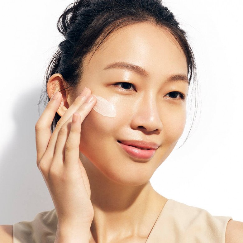 Sáng nào cũng chống nắng nhưng chưa đủ, phải thêm công thức &#34;sáp 2 lần, xịt 2 giây&#34;, da vừa trắng vừa khỏe - 4