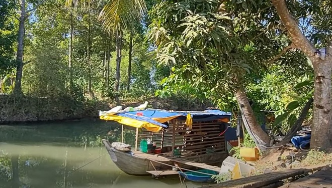 Người đàn bà góa 64 tuổi cưới trai tân kém 14 tuổi: "Ông ấy là người rất hay ghen tuông, sợ tôi đi mất" - 1