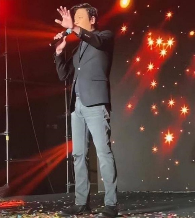 &#34;Nhất ca&#34; TVB từng đẩy vợ cũ con trai vào đường cùng, giờ hết thời, nhan sắc xuống cấp, đi hát hội chợ - 3