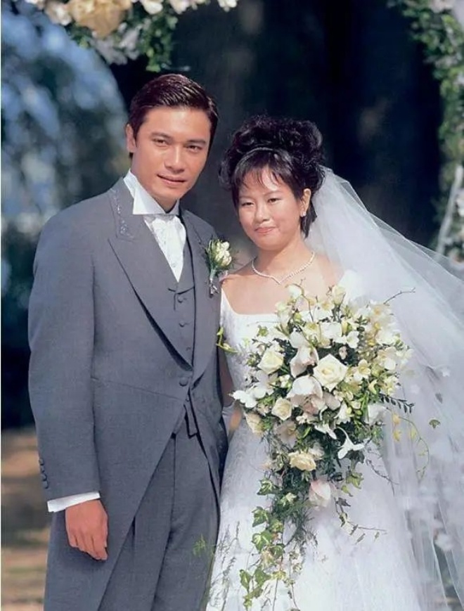 &#34;Nhất ca&#34; TVB từng đẩy vợ cũ con trai vào đường cùng, giờ hết thời, nhan sắc xuống cấp, đi hát hội chợ - 6