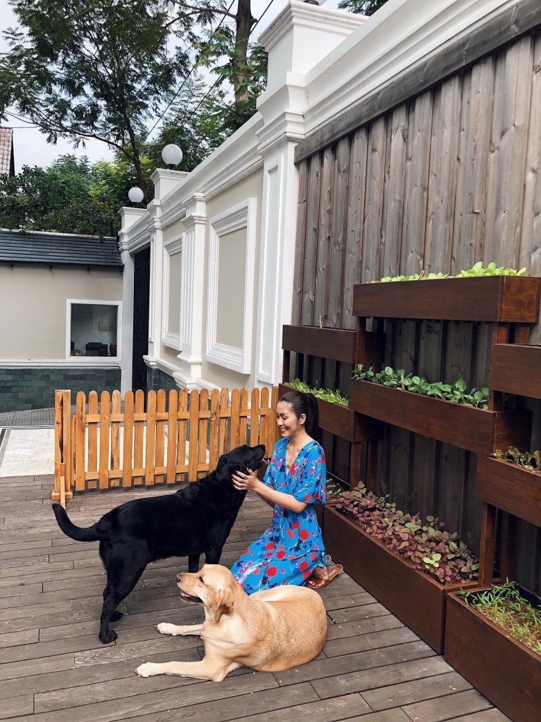Tăng Thanh Hà ra đường sang như nữ hoàng, về nhà làm bà nội trợ với ba loại trang phục mẹ nào cũng nên có - 6