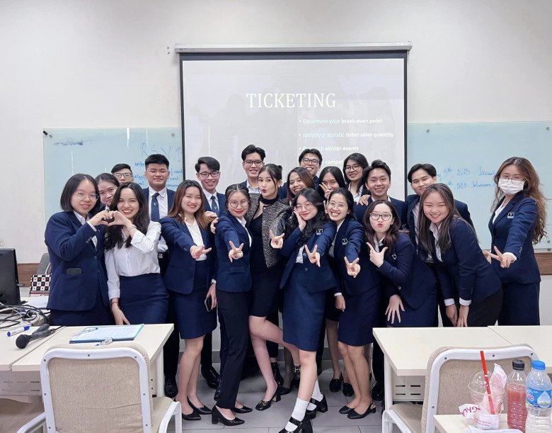 Xưa đăng quang với đôi môi sưng phồng, Lê Âu Ngân Anh giờ đội lại vương miện, được khen tới tấp - 19