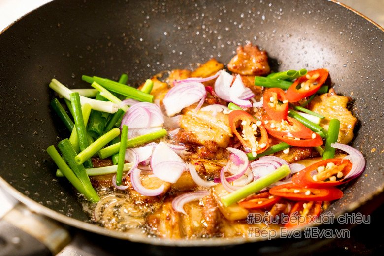 Mưa phùn se lạnh ăn thịt rang cháy cạnh quá ngon, xem cách làm của đầu bếp &#34;xịn&#34; lại càng thèm - 7