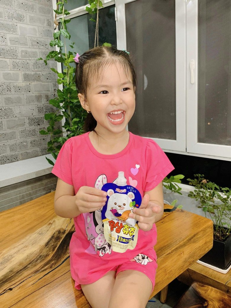 Con gái Lê Phương mặc đồ &#34;vượt size&#34;, 4 tuổi &#34;nhổ giò&#34; như người mẫu, biết tự phối đồ đi học - 13