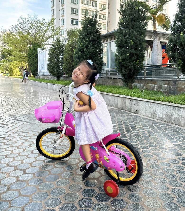 Con gái Lê Phương mặc đồ &#34;vượt size&#34;, 4 tuổi &#34;nhổ giò&#34; như người mẫu, biết tự phối đồ đi học - 6