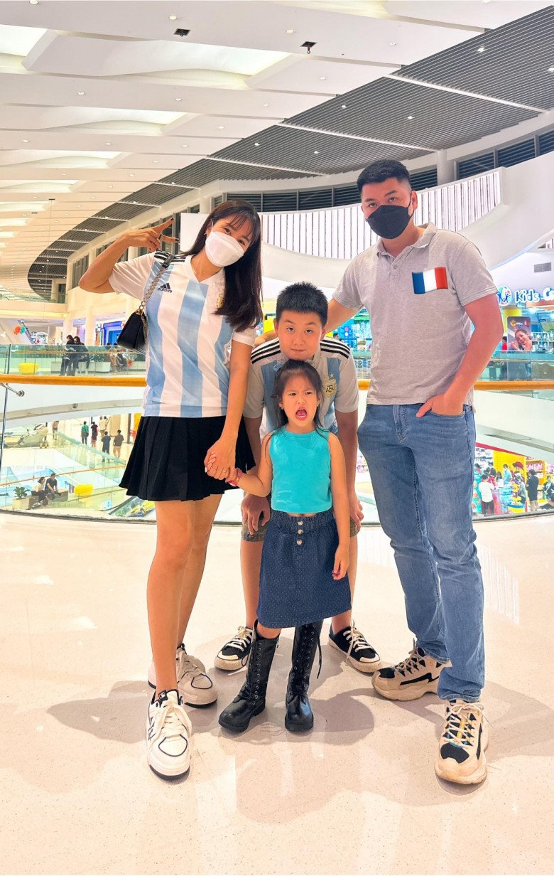 Con gái Lê Phương mặc đồ &#34;vượt size&#34;, 4 tuổi &#34;nhổ giò&#34; như người mẫu, biết tự phối đồ đi học - 12