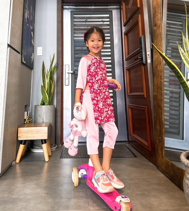 Con gái Lê Phương mặc đồ &#34;vượt size&#34;, 4 tuổi &#34;nhổ giò&#34; như người mẫu, biết tự phối đồ đi học - 3
