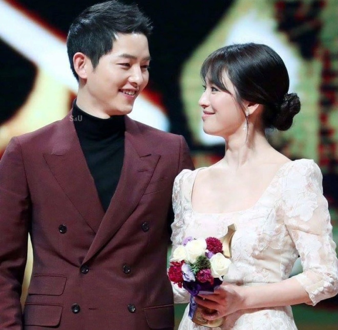 &#34;Mốt&#34; tình chị - em nở rộ trong showbiz: Mới nhất là &#34;ác nữ&#34; hại Song Hye Kyo, ngưỡng mộ nhất là Kim Tae Hee - 12