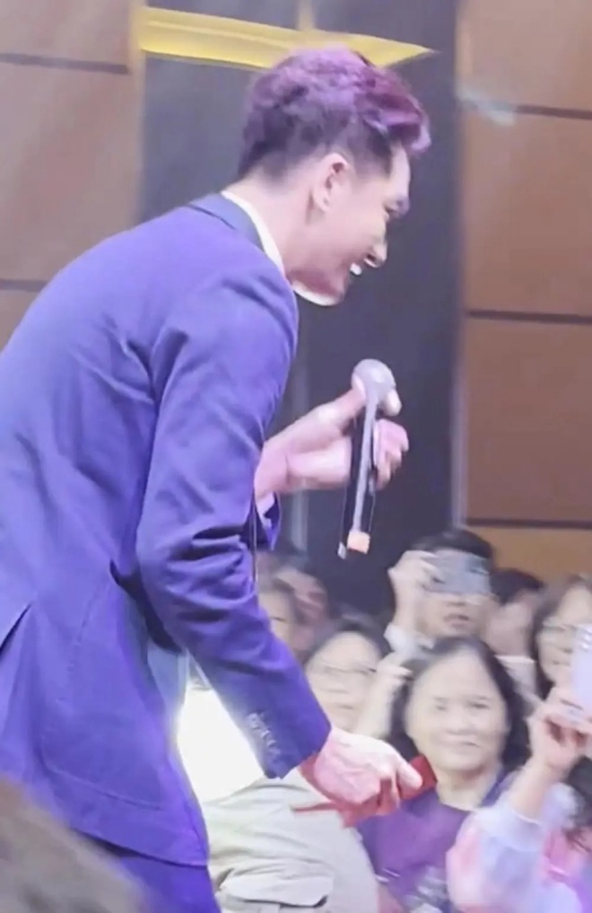 &#34;Trai ngoan&#34; lấy vợ muộn vì không có tiền mua nhà, giờ bị mắng vì vô tư cầm phong bì của fan đút túi - 3