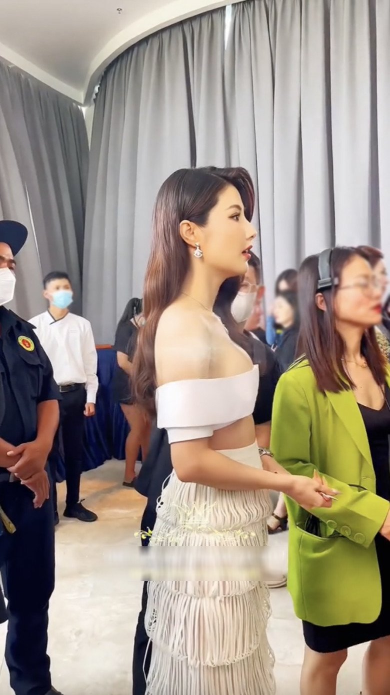 Cô gái chấm thi Hoa hậu mặc &#34;chiếc áo ngắn nhất thế gian&#34; đẹp vô thực, đi sự kiện phải thuê cả vệ sĩ theo - 5