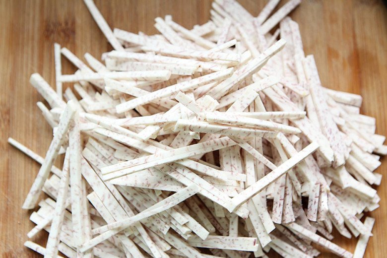 Loại củ cực giàu canxi cứ tưởng chỉ để ăn lẩu, ai ngờ đem nấu kiểu này được món ăn chơi cuối tuần - 1