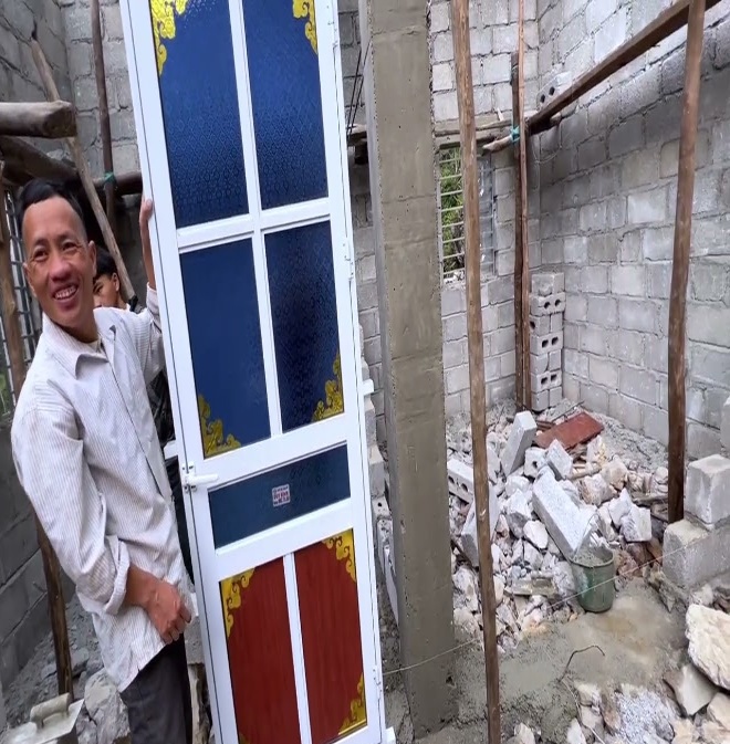 Người đàn bà góa 52 tuổi cưới trai tân 25 tuổi khoe nhà mới có phòng ngủ, các con gái tha hồ về chơi không lo chật chội - 1