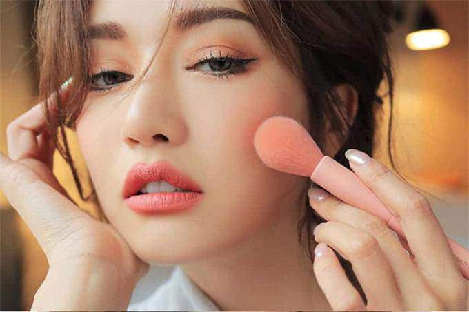 Đi dạy không cần lộng lẫy, chỉ cần 5 bước trang điểm đơn giản, cô giáo đứng lớp thêm tự tin - 2