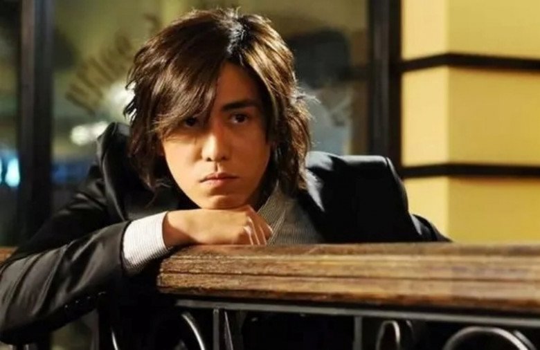 Dàn sao showbiz ai cũng sợ vì thế lực &#34;ngầm&#34; chống lưng: Sốc nhất là con trai cố chủ tịch giả làm dân thường - 1