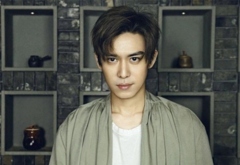 Dàn sao showbiz ai cũng sợ vì thế lực &#34;ngầm&#34; chống lưng: Sốc nhất là con trai cố chủ tịch giả làm dân thường - 4
