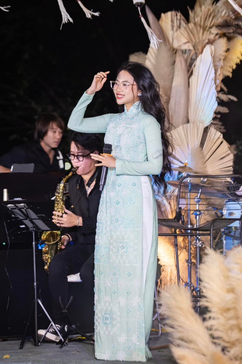 Dừng học tập trung đi hát, Phương Mỹ Chi khác hẳn, tháo bỏ cặp kính, để tóc dài gần cả 2m - 11