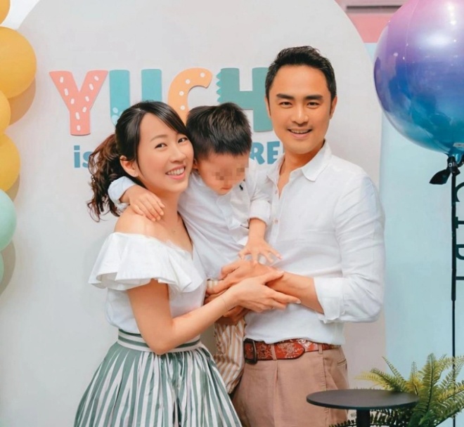 Sau 4 năm, &#34;Hoàng tử Ếch&#34; mới công khai khoe vợ, nhìn nhan sắc bà xã dễ hiểu vì sao anh giấu kín - 1