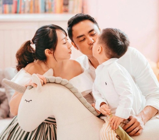 Sau 4 năm, &#34;Hoàng tử Ếch&#34; mới công khai khoe vợ, nhìn nhan sắc bà xã dễ hiểu vì sao anh giấu kín - 2