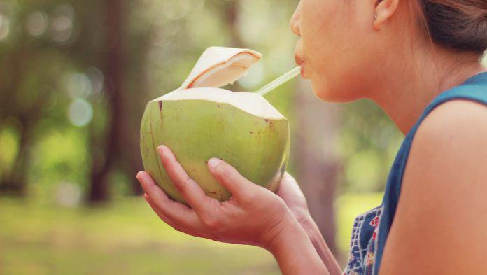 Nước dừa cực nhiều lợi ích sức khỏe nhưng có người uống vài hớp phải đi cấp cứu, 8 kiểu người này đừng uống nước dừa - 2