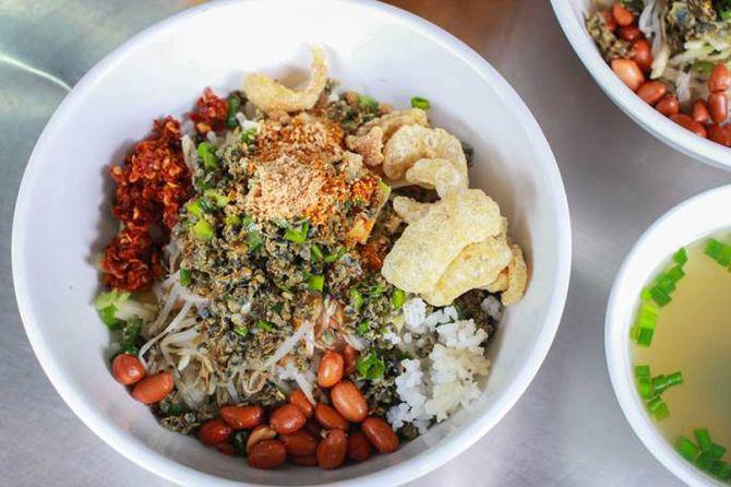8 đặc sản xứ Huế chỉ nhắc tên đã thấy thèm, có món phải đến tận nơi mới được ăn - 1