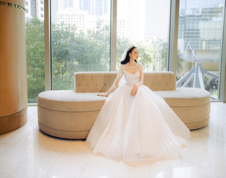 Lấy thiếu gia "đế chế hàng hiệu", hotgirl Hà Thành mặc ngày càng sang, diện váy cưới được so sánh với Công nương Kate - 3