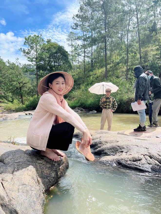 Cô vợ lẽ đang hot nhất phim Việt: Căng thẳng vì cảnh nóng với "ông trùm" phản diện, bị bạn diễn "dỗ dành" bằng đồ ăn - 2