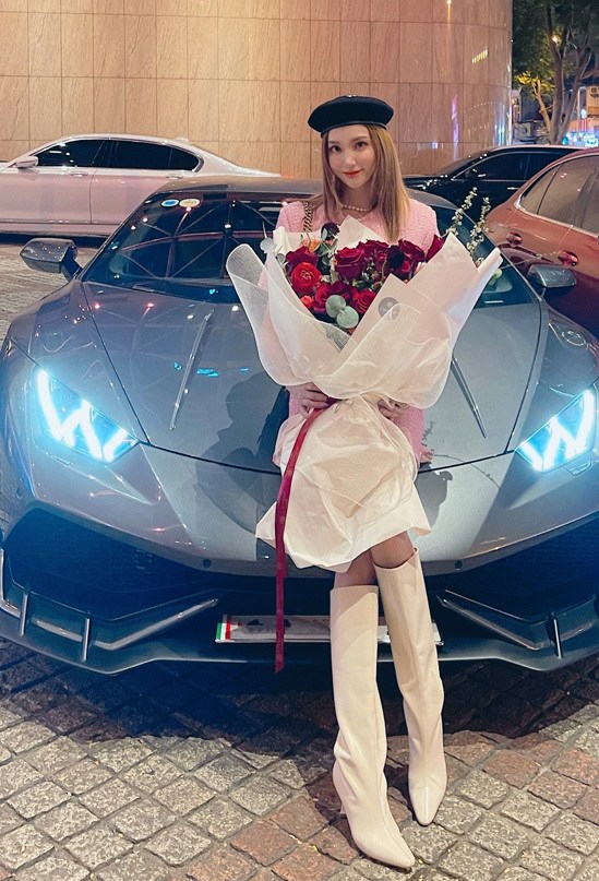 Nữ CEO đi &#34;siêu bò&#34; 18 tỷ ăn mặc hút như nam châm - 1