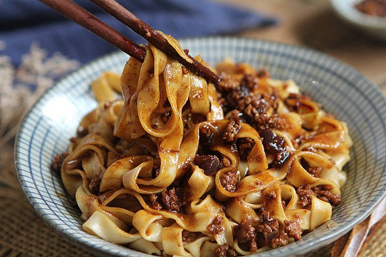 Mua được ít mì tươi, đem nấu vội kiểu này cũng được món ăn sáng ngon lại không thiếu chất - 10