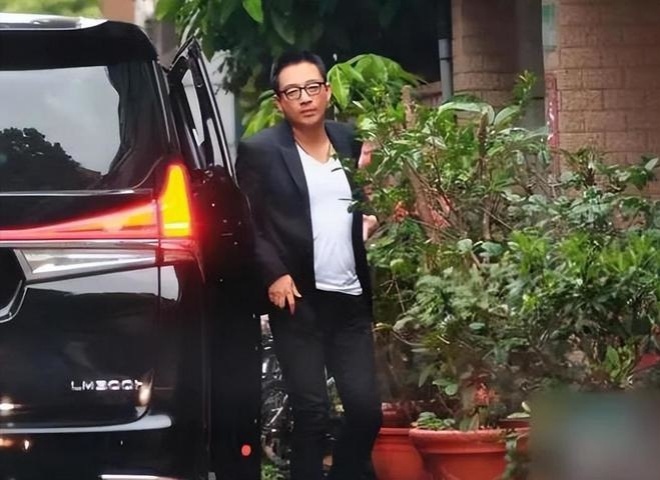 Đón con về, chồng cũ Từ Hy Viên bị &#34;cấm cửa&#34;, chỉ dám đứng ngoài, sốc thái độ với em vợ - 1