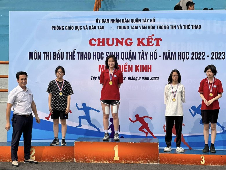 Con gái Hoa khôi bóng chuyền Kim Huệ lớp 10 đẹp như giấc mơ, phong cách &#34;lớn&#34; trước tuổi - 5