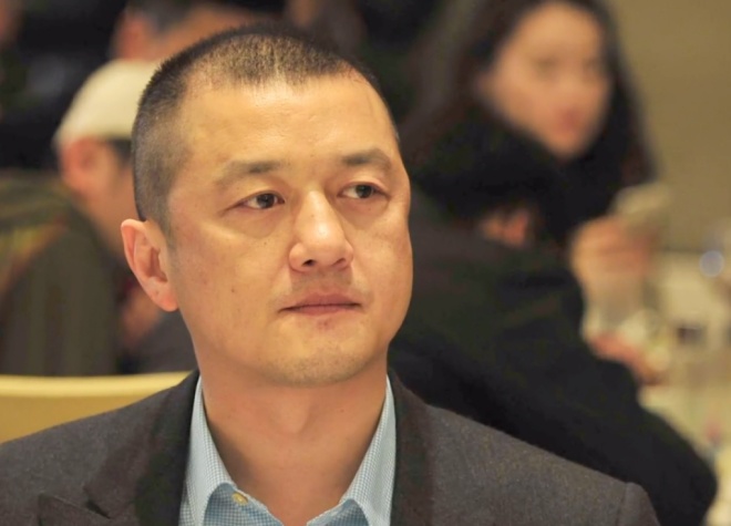 Thương vợ trẻ và con nhỏ vì cảnh không nhà, Lý Á Bằng tóc bạc trắng sau 1 đêm - 1