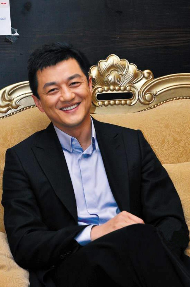 Thương vợ trẻ và con nhỏ vì cảnh không nhà, Lý Á Bằng tóc bạc trắng sau 1 đêm - 6
