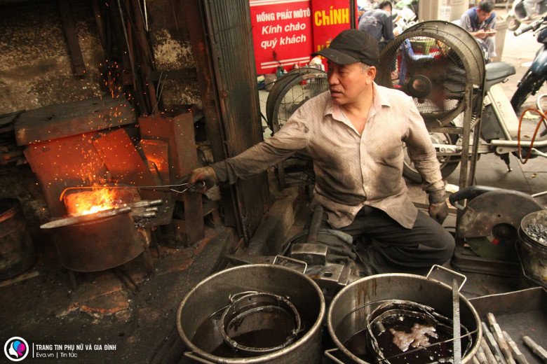 Người còn sót lại ở con phố cổ một thời đỏ lửa: Bám nghề nhờ một câu nói của bố dù vợ phản đối quyết liệt - 1